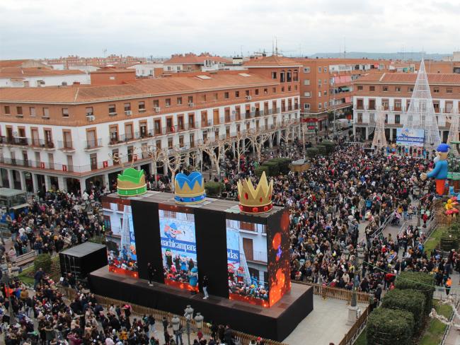 Multitudinaria fiesta en la Plaza Mayor de Torrejón de Ardoz para dar la bienvenida al nuevo año con las Guachicampanadas