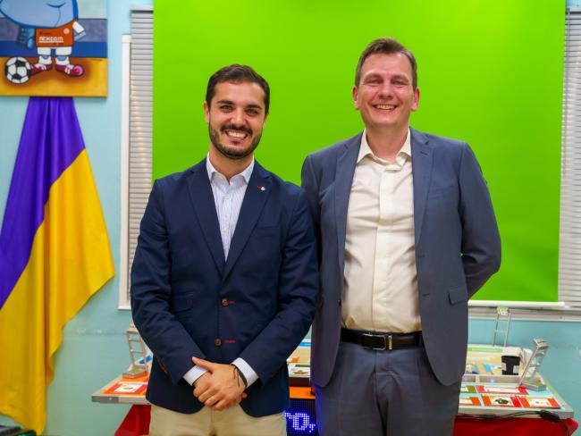 El alcalde de Torrejón de Ardoz, Alejandro Navarro Prieto, junto con el director de Grupo Nexcom, Néstor Blasco