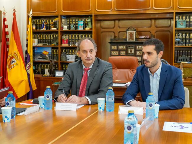 El alcalde, Alejandro Navarro Prieto, y el consejero de Digitalización de la Comunidad de Madrid, Miguel López-Valverde durante la reunión