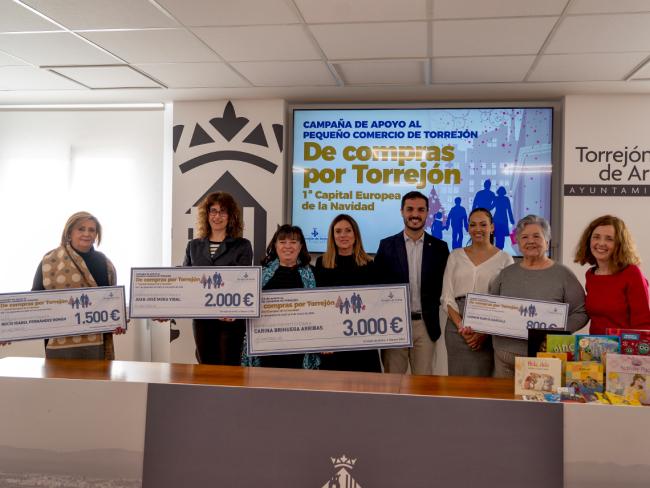 Los ganadores del concurso “De compras por Torrejón 1ª Capital Europea de la Navidad” han recibido hoy sus cheques regalo 