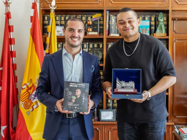 El alcalde, Alejandro Navarro Prieto, con el libro del famoso creador de contenido gastronómico que arrasa en redes sociales, Elias Dosunmu 