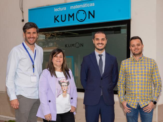 El alcalde, Alejandro Navarro Prieto, visitando Kumon, junto a sus gerentes, Patricia Carro y Alejandro Rodríguez