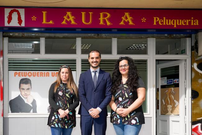 El alcalde, Alejandro Navarro Prieto, visitando la peluquería “Laura”, junto a su gerente, Laura Rodríguez