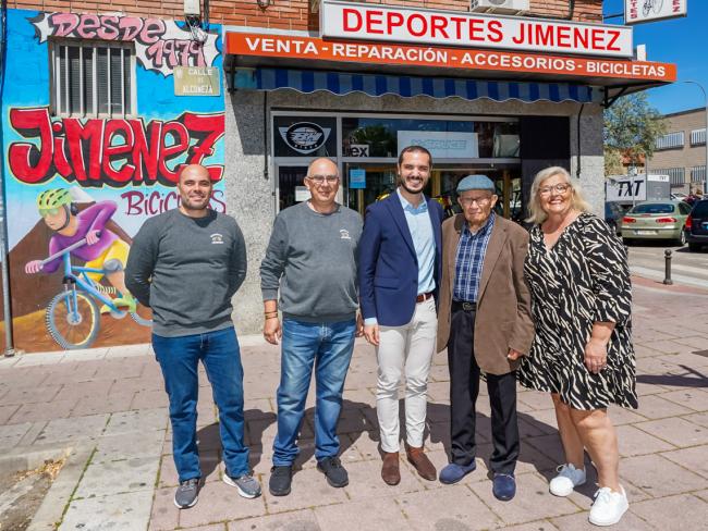 El alcalde, Alejandro Navarro Prieto, junto a las tres generaciones que han pasado por Bicicletas Jiménez 