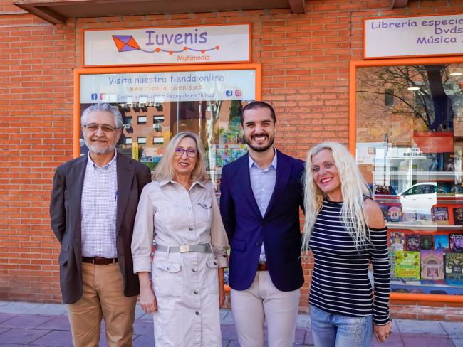 El alcalde, Alejandro Navarro Prieto visitando la librería Iuvenis,, junto a su gerente, María Esther Asin Martin, y dos de sus trabajadores