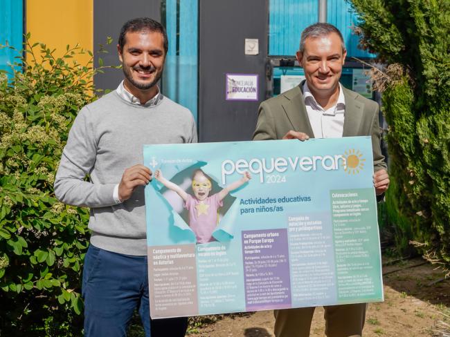 El alcalde, Alejandro Navarro Prieto, y el concejal de Bienestar, Educación e Inmigración, Rubén Martínez, informando sobre la amplia oferta que el Ayuntamiento oferta para la conciliación de la vida laboral y familiar este verano