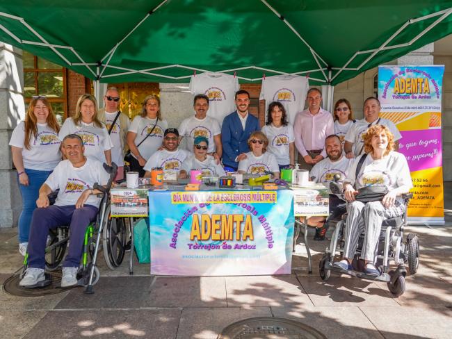 El alcalde, Alejandro Navarro Prieto, y el conejal de Bienestar, Educación e Inmigración, Rubén Martínez, visitando la mesa informativa de la Asociación de Esclerosis Múltiple de la ciudad (ADEMTA)  