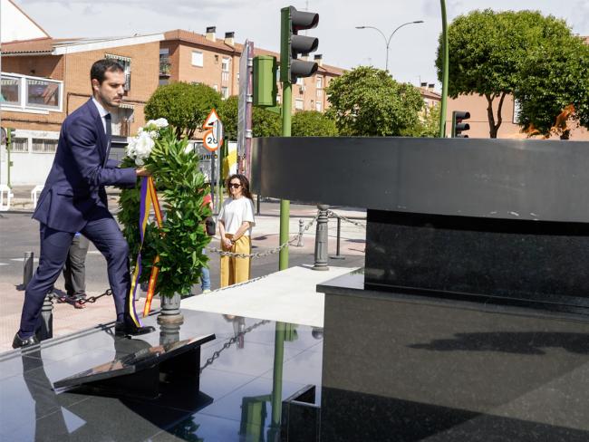 Torrejón de Ardoz recordó a las personas fallecidas por el COVID-19 con un sentido homenaje al que asistieron sus familiares, diferentes asociaciones y entidades, la Corporación municipal y vecinos de la ciudad  