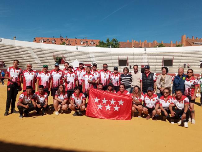 El alcalde, Alejandro Navarro Prieto, y la concejala de Turismo, Miriam Gutiérrez, con los jugadores de la Selección de Madrid