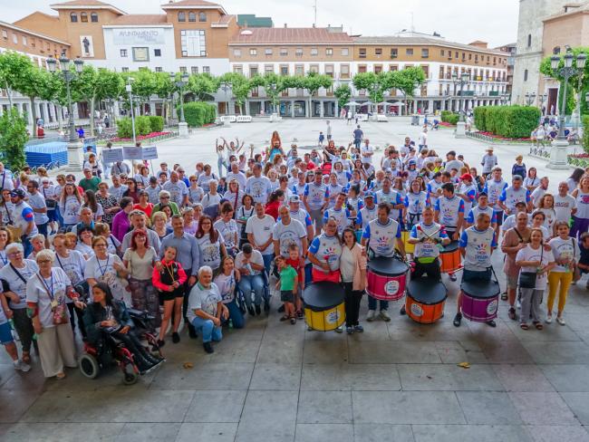 El concejal de Bienestar, Educación e Inmigración, Rubén Martínez, con los participantes en el IX Paseo por la Inclusión Social