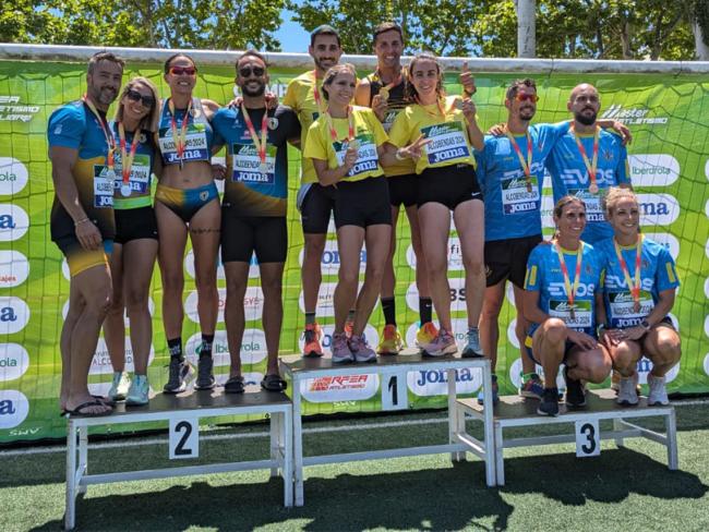 La torrejonera, Marta De la Cal, junto a su equipo del relevo mixto 4x400