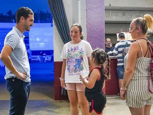 El alcalde, Alejandro Navarro Prieto, asistió al Cine de Verano y anima a los torrejoneros a disfrutar de una de las actividades veraniegas con más solera en la ciudad