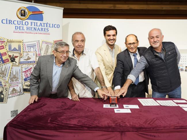 Correos crea un matasellos dedicado a Torrejón de Ardoz como I Capital Europea de la Navidad que fue presentado en el Museo de la Ciudad en la “Exposición filatélica y de coleccionismo”