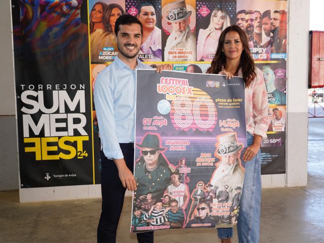 El alcalde de Torrejón de Ardoz, Alejandro Navarro Prieto, junto a la concejala de Igualdad y Festejos, María Eugenia Gil, presentando la iniciativa musical 