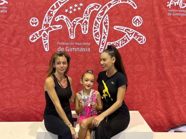 Alma Greño junto a sus entrenadoras del Club Parque Cataluña