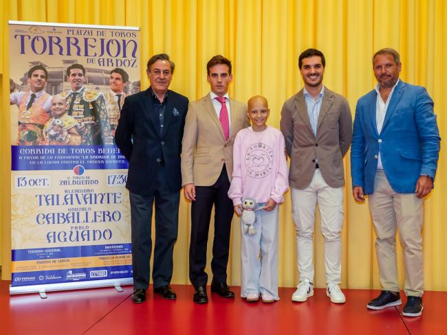 De izquierda a derecha, el periodista, José Ribagorda; el diestro, Gonzalo Caballero; la pequeña María; el alcalde de Torrejón de Ardoz, Alejandro Navarro Prieto; y el empresario taurino, Rafael Ayuso, en el momento de la presentación del evento