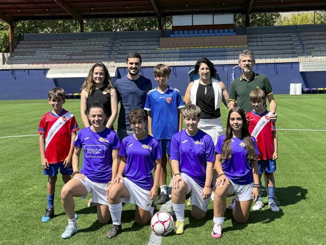 El alcalde, Alejandro Navarro Prieto, y la concejala de Turismo, Miriam Gutiérrez, con jóvenes deportistas de AD Torrejón CF y Futbolellas CFF en el Campo Municipal de Fútbol Las Veredillas