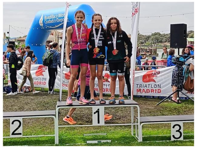  Leire Moreno, a la izquierda, en el Campeonato de Madrid de acuatlón de categoría alevín