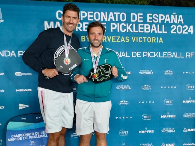 El torrejonero, Sergio Fernández, a la derecha, junto a su compañero de equipo, Mariano Chillón, subcampeones de España de pickleball