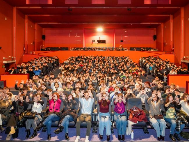 Las asistentes al acto institucional en el Teatro José Mª Rodero simbolizando con su gesto “hay que parar la violencia de género”