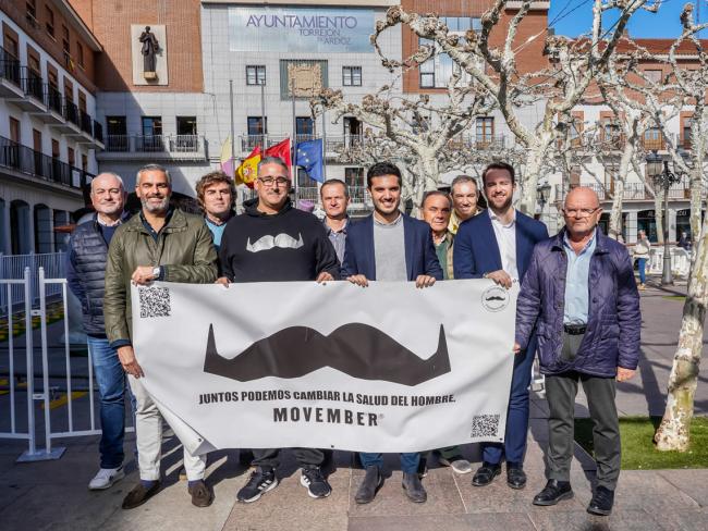 El alcalde, Alejandro Navarro Prieto, y concejales del Gobierno local, posando para apoyar el movimiento Movember