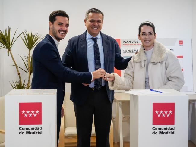 El consejero de Vivienda de la Comunidad de Madrid, Jorge Rodrigo Domínguez, y el alcalde de Torrejón de Ardoz, Alejandro Navarro Prieto, han entregado las llaves de sus pisos del Plan Vive a personas adjudicatarias
