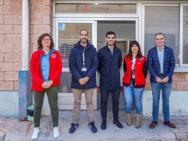 El alcalde, Alejandro Navarro Prieto, el concejal de Bienestar, Educación e Inmigración, Rubén Martínez, el director técnico de Cruz Roja Corredor del Henares Sur, David Martín, la presidenta de la Asamblea Comarcal de Cruz Roja Corredor del Henares Sur, Cristina Aguilar, y la coordinadora del proyecto de atención integral a personas sin hogar, Julia Morales Álvarez