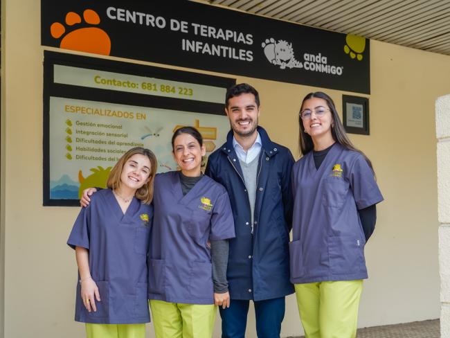 El alcalde, Alejandro Navarro Prieto, visitando anda CONMiGO, junto a Carolina Santamaría, una de sus gerentes, y dos de sus trabajadoras, Carlota de la Puente y Candela Martín