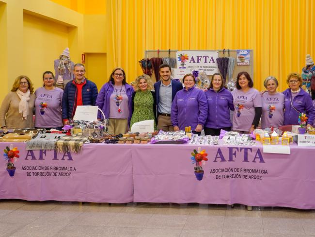 El alcalde, Alejandro Navarro, y el concejal de Bienestar, Educación e Inmigración, Ruben Martínez, con la Asociación de Fibromialgia de Torrejón de Ardoz (AFTA)