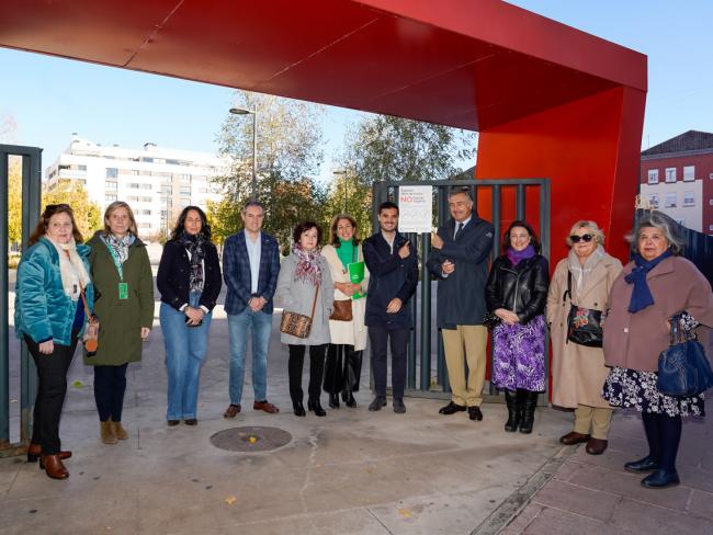 El alcalde, Alejandro Navarro Prieto, el concejal de Bienestar, Educación e Inmigración, Rubén Martínez, y el presidente de AECC Madrid, Jaime Salaverri, junto a otros representantes de la ONG, en el Parque Central 