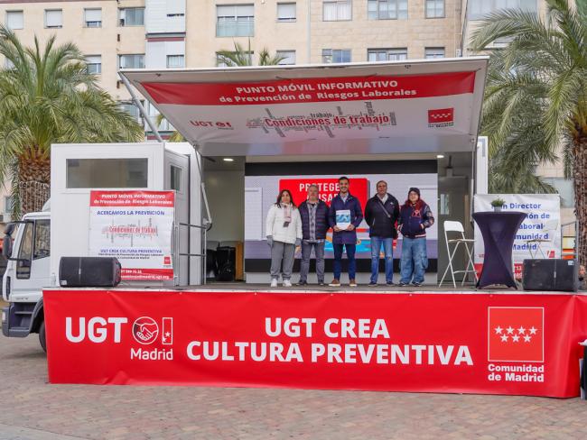 El alcalde de Torrejón de Ardoz, Alejandro Navarro, visita el autobús sobre la prevención de riesgos laborales de UGT-Madrid 