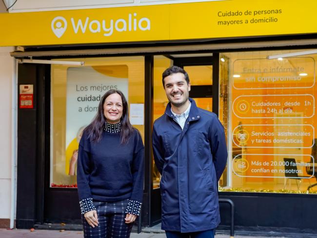 El alcalde, Alejandro Navarro Prieto, con la responsable de Wayalia en Torrejón, Elisabeth Ginés