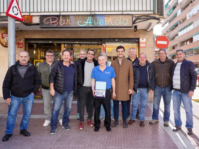 El alcalde, Alejandro Navarro Prieto, entregó a Ángel Perucha Llorente, propietario del Bar Avenida, una placa que reproduce la fachada del Ayuntamiento de Torrejón y posaron con algunos de los clientes del establecimiento