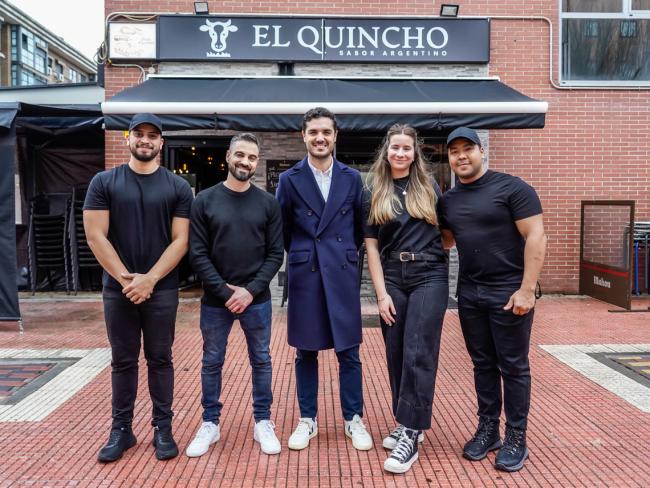 El alcalde, Alejandro Navarro, visitando El Quincho, junto a su gerente, Marcos Ramón Vizcaya y algunos de sus trabajadores