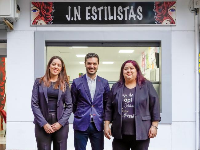 El alcalde, Alejandro Navarro, visitando JN Estilistas, junto a sus gerentes, Zulema Agüero y Beatriz Alonso