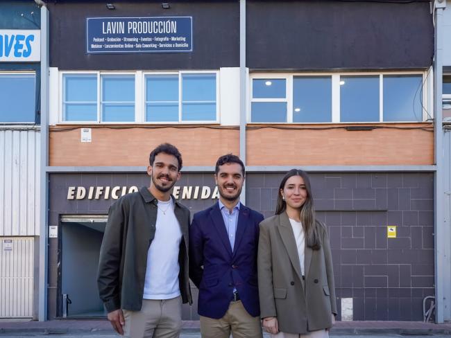 El alcalde, Alejandro Navarro, visitando el estudio junto al CEO y fundador, Alberto Lavín y la socia y responsable de marketing, Maika Quesada