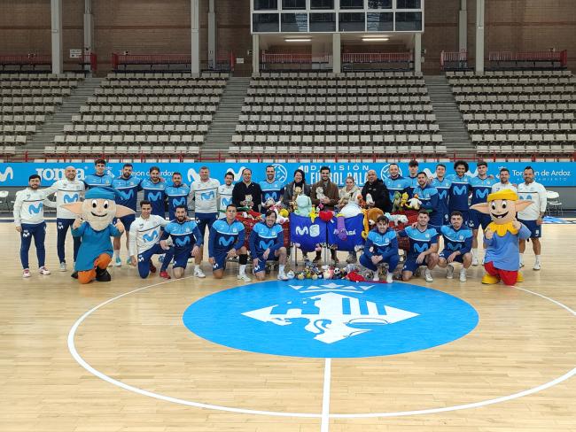 La plantilla de Movistar Inter y Los Guachis también estuvieron presentes en la entrega de peluches