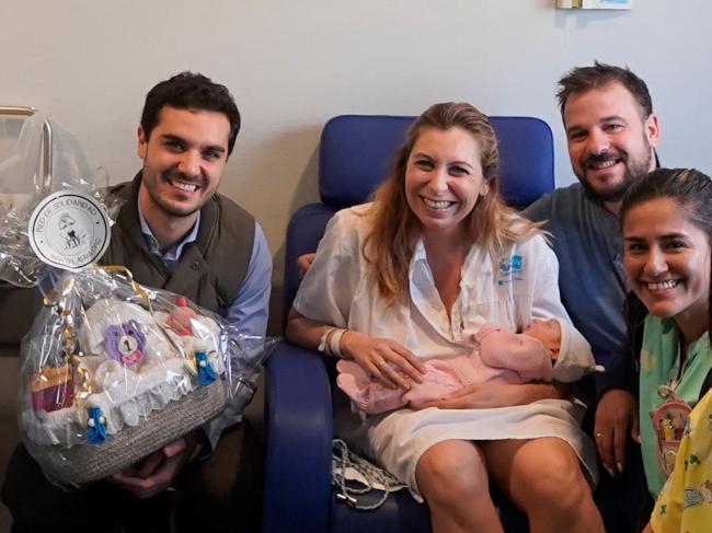 El alcalde, Alejandro Navarro Prieto, ha visitado en el Hospital Universitario de Torrejón de Ardoz a Lucía Pérez, hija de Alba Mayoral y Guillermo Pérez, torrejonera y primer bebé nacido en España en este recién estrenado 2025