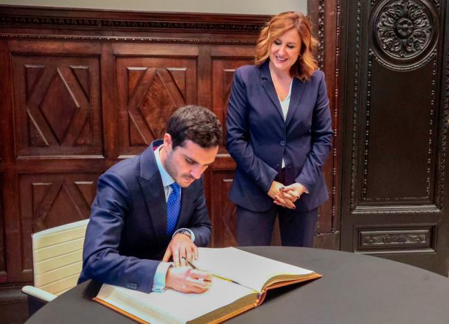 El alcalde, Alejandro Navarro, firmando en el libro de honor del Ayuntamiento de Valencia