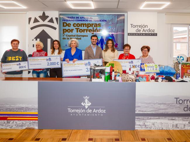 El alcalde, Alejandro Navarro Prieto, la secretaria general de UNICEM, Carolina Santana, y Vanesa Calvo, de la Asociación de Comerciantes de la Zona Centro  con las ganadoras del concurso “De compras por Torrejón en las Mágicas Navidades” 