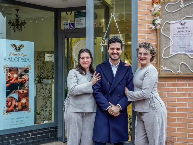 El alcalde, Alejandro Navarro, visitando Kalopsia Rituals Spa, junto a sus a sus propietarias, Patricia Tabares y María Ortiz  