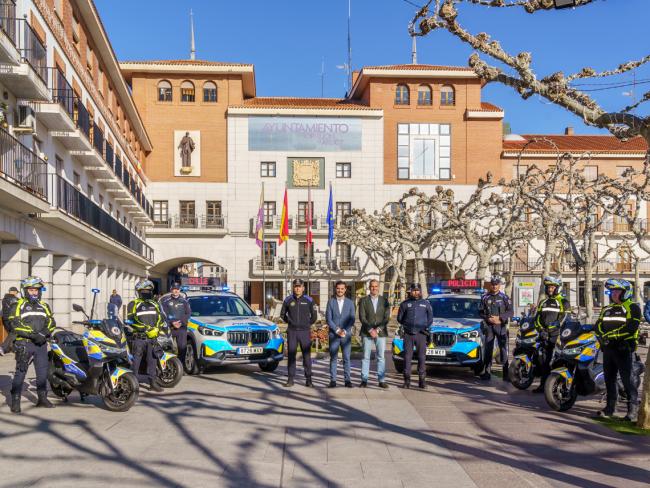 El alcalde, Alejandro Navarro Prieto, el concejal de Seguridad, Alberto Cantalejo, y el comisario principal de la Policía Local, Miguel Parra, han presentado esta mañana en la Plaza Mayor los nuevos vehículos y los agentes que los utilizan