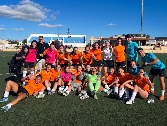 Las jugadoras del Futbolellas CFF celebrando la victoria después de uno de los partidos de esta temporada