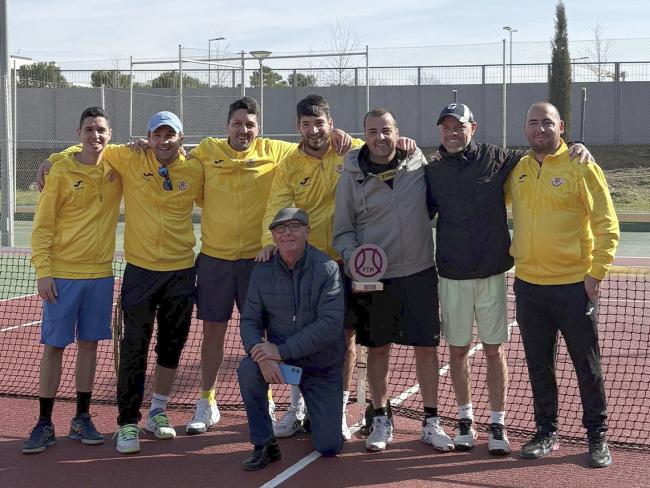 Integrantes del equipo +35 del Club de Tenis Torrejón junto a Luis Díaz, miembro de la Junta Directiva del Club de Tenis Torrejón