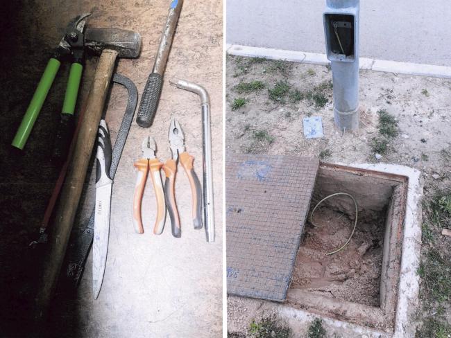 Las herramientas incautadas que usaban los detenidos para robar el cable y una de las arquetas y farola en la que sustrajeron todo el cableado