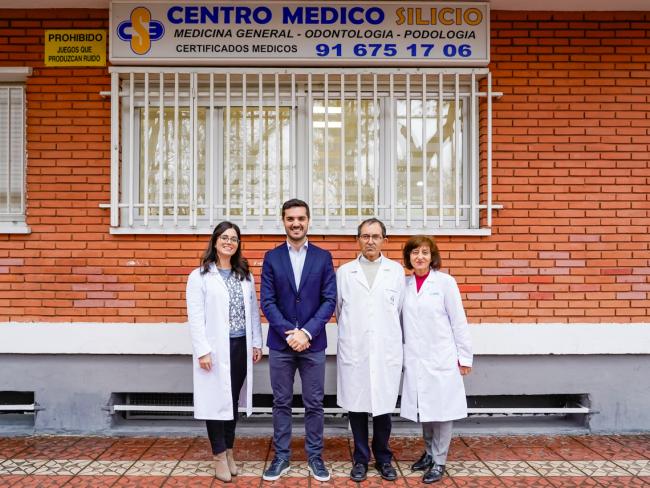 El alcalde, Alejandro Navarro, visitando, el Centro Médico Silicio, junto a su gerente, Cándida García, y dos de sus médicos