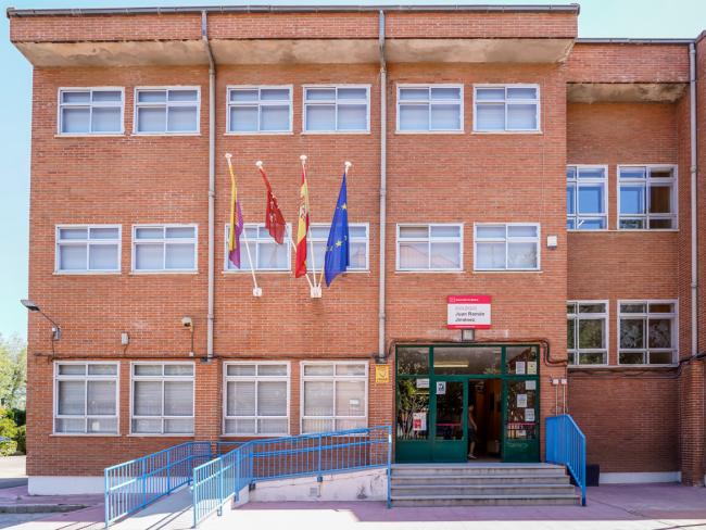 Imagen de la fachada del colegio público, Juan Ramón Jiménez, uno de los tres centros educativos de Torrejón de Ardoz en los que la Comunidad de Madrid ha extendido la educación pública gratuita de 0 a 3 años, junto a La Gaviota y Gabriel y Galán 