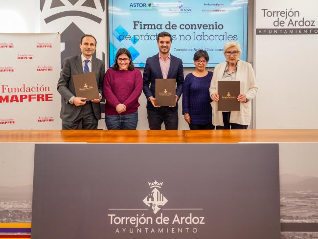 El alcalde, Alejandro Navarro Prieto; la presidenta de ASTOR, María del Carmen Villena, y el director general de zona de Mapfre y representante de Fundación Mapfre, Jesús Sanz, con dos de las personas que realizarán las prácticas