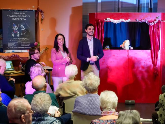 El alcalde, Alejandro Navarro en el acto de clausura de esta primera Muestra de Guiñol, junto a la directora del Centro de Educación de Personas Adultas Buen Gobernador de Torrejón, Ana Belén de Sá Santomé