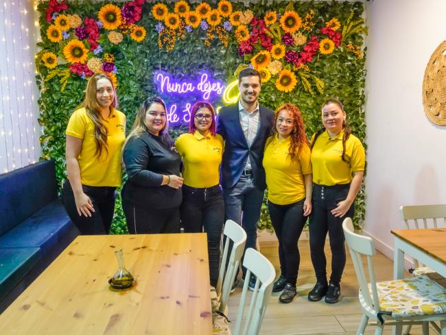 El alcalde, Alejandro Navarro, visitando el restaurante, junto a su gerente, Andrea Gil y su equipo de trabajadoras